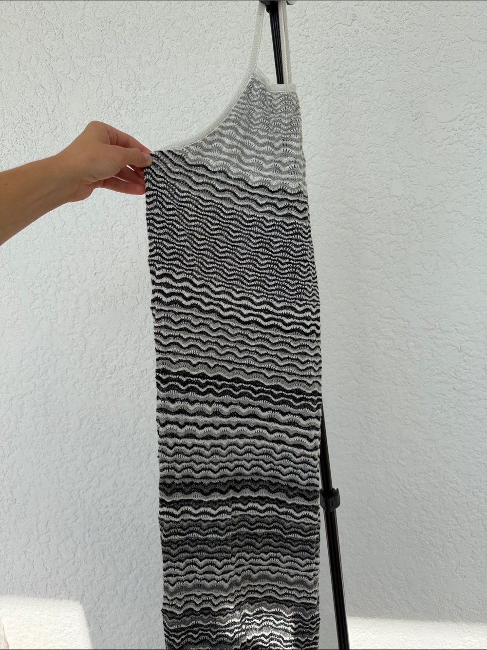 Sleeveless open back Black & White Wave Knit maxi Dress